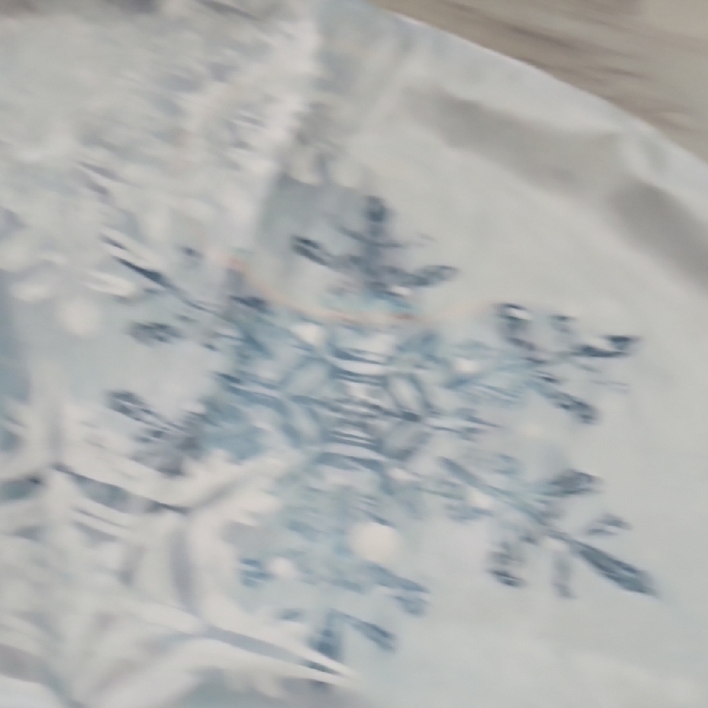 Elegant Snowflake Tree Skirt - Blue and White - Picture 3 of 5